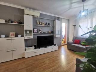 Pis a Eixample-Horta Capallera. Ampli pis familiar amb 4 habitacions.
