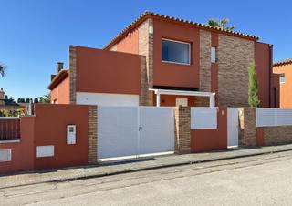 House in Sant Pere Pescador. Excellent casa amb piscina privada en una zona molt tranquil  la
