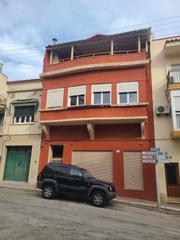 Casa a Portbou. Casa con 2 pisos y un local comercial en venta en portbou