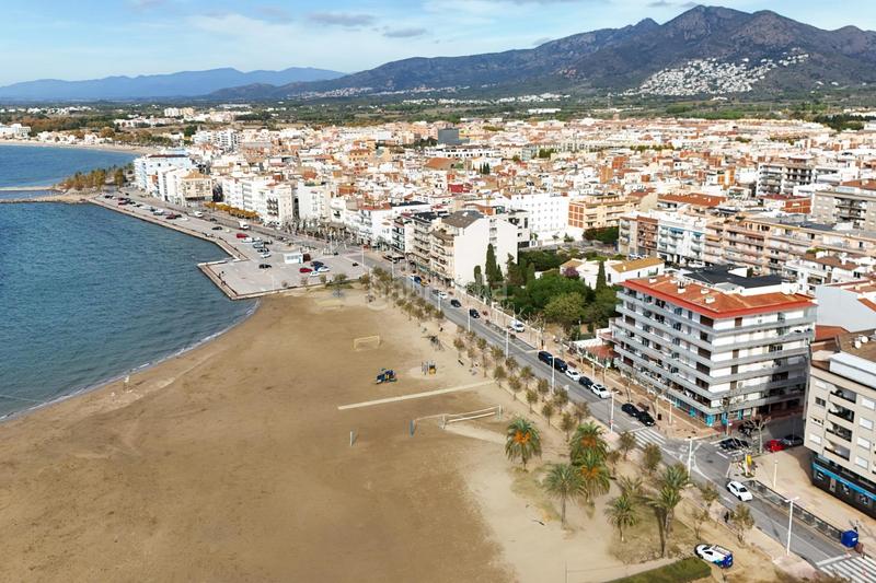 Foto 897a212b-2f87-4e31-bc3c-620c3a19789e. Àtic amb calefacció a Centre Roses