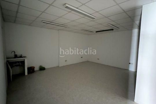 Foto 2f18ba42-2aa7-40e2-b923-88e3d9c13bf3. Local comercial a Centre Figueres