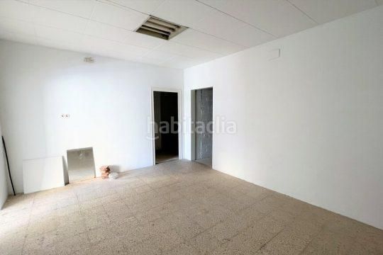Foto b1294590-9a41-4ba9-a120-801d277a1fb1. Local comercial a Centre Figueres