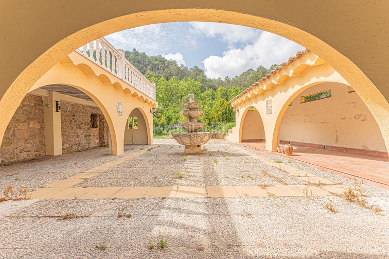 Foto b276f4cc-d209-4411-89fa-be69a9c6437e. Masia amb aparcament piscina a Lladó