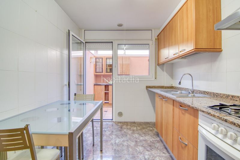 Foto b5b80122-dc62-4a5e-a3b9-a630c4b0b70c. Casa adossada amb calefacció aparcament a Poble Nou-Olivar Gran Figueres