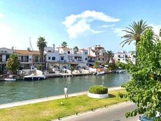 Pis  Carrer poblat típic. Apartamento totalmente reformado con terraza y vistas al canal e