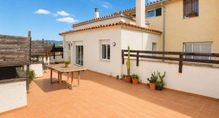 Attique  Carrer salvador espriu. Te imaginas vivir en creu de la mà, tener 77 m2 de terraza.