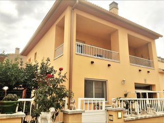 Casa adosada en Vilafant. Vilafant una casa esquinera con jard�n, terraza y espacio para d