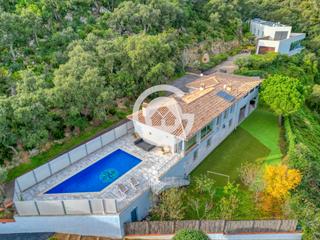 Xalet  Carrer de zuric. Casa exclusiva con piscina