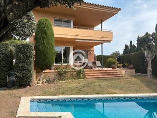 Casa en Carrer del terri 5. Vive el encanto del empordà en esta luminosa casa con jardín y p