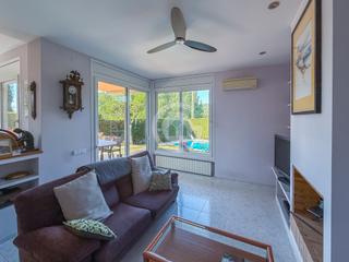 Maison  Carrer fluvià. Vive el encanto del empordà en esta luminosa casa con jardín y p