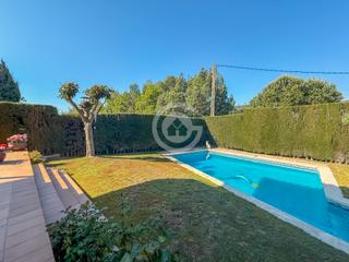 Casa  Carrer fluvià. Vive el encanto del empordà en esta luminosa casa con jardín y p