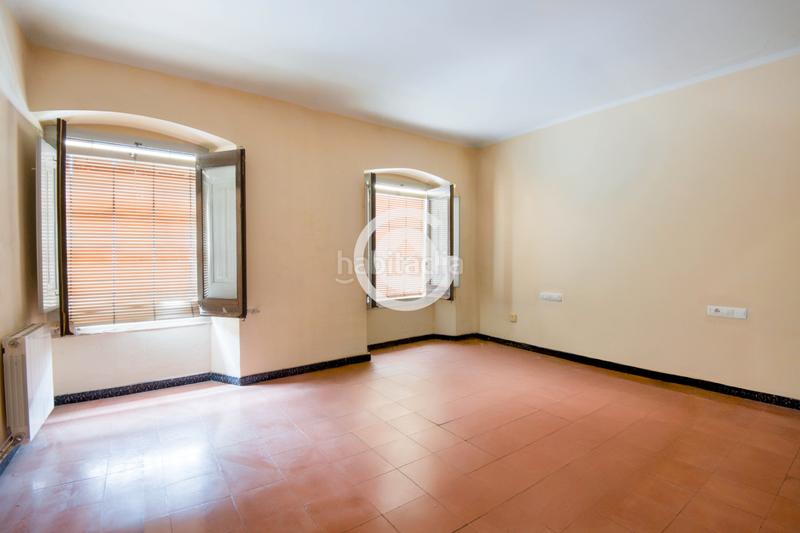 Foto 8d8a4c8a-b580-44c5-9150-fd1c3c3cb31e. Casa adosada casa de pueblo con local comercial en el centro – un proyecto con infinitas posibilidades en Palafrugell