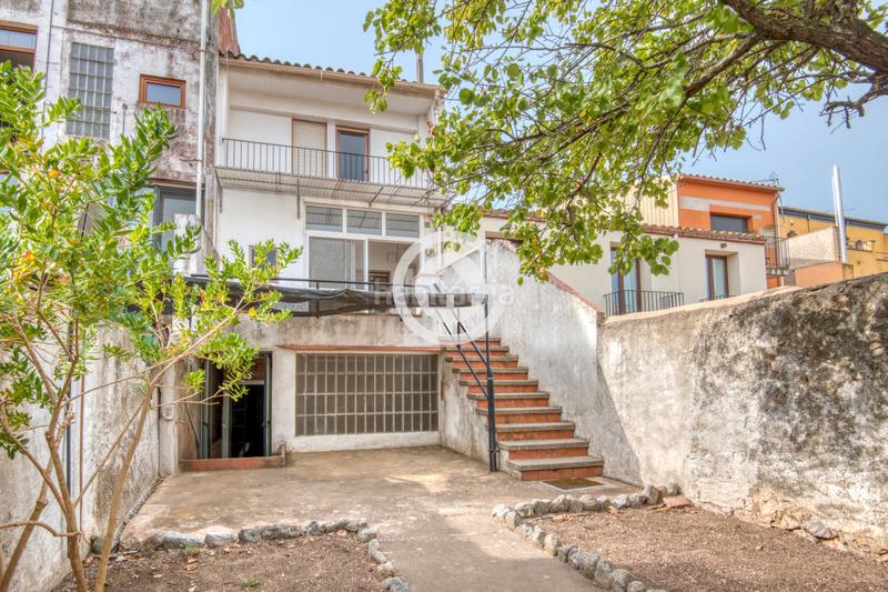 Foto c513b4d7-31cd-4dab-9651-2fdc272edc20. Casa adosada casa de pueblo con local comercial en el centro – un proyecto con infinitas posibilidades en Palafrugell