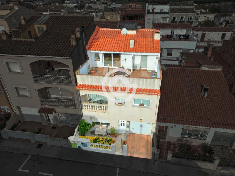 Foto 320ec9a5-076a-40b1-a35e-227970b62596. Casa adossada amb xemeneia aparcament a La Punxa Palafrugell