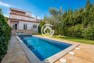 Casa aparellada  Carrer de begur. Magnífica casa unifamiliar con piscina, grandes espacios y excel