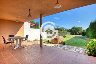 Casa  Dels plans. Casa adosada a pocos minutos del centro del pueblo