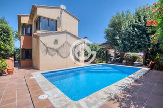 Casa  Francesc macia. Casa unifamiliar con piscina y gran personalidad a pocos minutos