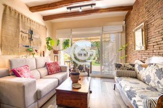 Reihenhaus  Carrer hortal d'en pou. Casa de pueblo con encanto, jard�n privado y car�cter �nico en e
