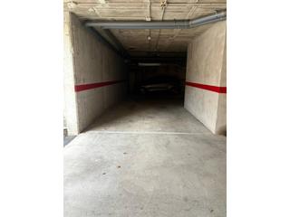 Aparcament cotxe  Sierra. Plaza de aparcamiento grande en corró davall