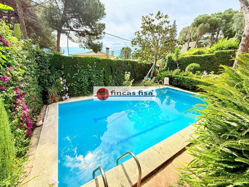 Foto 5c246a97-8b8f-4126-b43e-e548c812d703. Casa amb calefacció aparcament piscina a Premià de Dalt