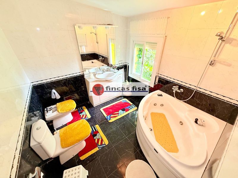 Foto 7a5e6657-4316-40e4-a78e-efbed9f46458. Casa amb calefacció aparcament piscina a Premià de Dalt