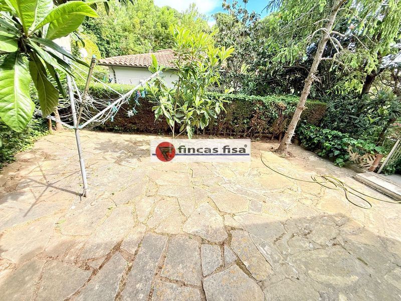 Foto a224f48e-2bb1-40cf-a010-68a240624f9a. Casa amb calefacció aparcament piscina a Premià de Dalt