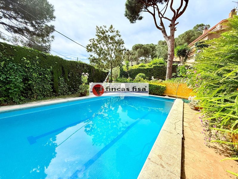 Foto d13bec4f-5332-4929-bd75-3af44f0c196b. Casa amb calefacció aparcament piscina a Premià de Dalt