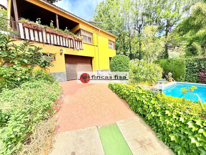 Foto d1c4304b-ddc3-4d28-ad8d-426159f5705f. Casa amb calefacció aparcament piscina a Premià de Dalt