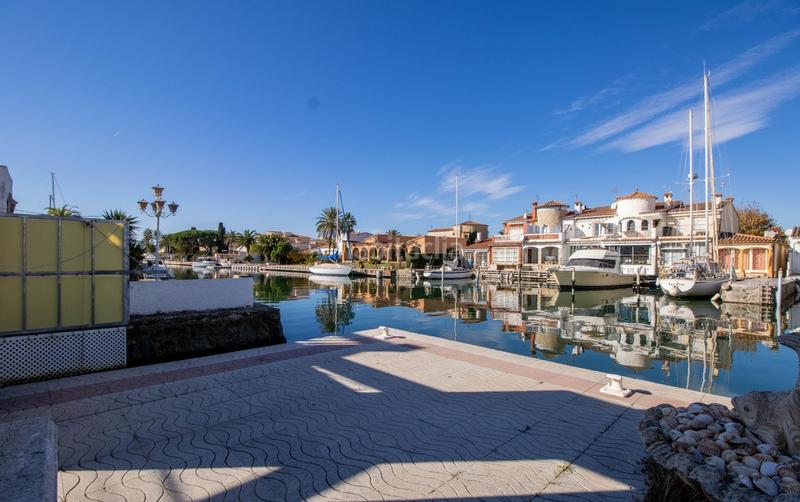 Foto 136ec878-2f20-4e52-a266-3dc5eecf78c9. Casa  con dos amarres en Salins - Cavall de Mar Empuriabrava
