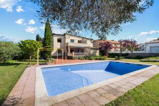 Chalet  Calle sant antoni. Villa con gran jardn de 1500m2 y piscina de 70m2 a 100m del cen