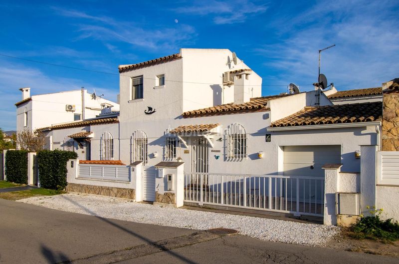 Foto 4f1c9939-df8d-430e-90bf-9d613bbeafa6. Casa amb calefacció aparcament a Sant Maurici Empuriabrava