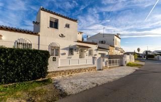 Casa a Sant Maurici. Tranquilidad y confort en esta casa de empuriabrava
