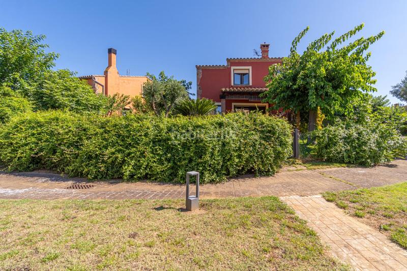 Foto 32a3fde3-c612-4eec-b23f-b16f4b1a79b0. Casa vivienda unifamiliar aislada en golf con jardín privado y piscina comunitaria en Peralada