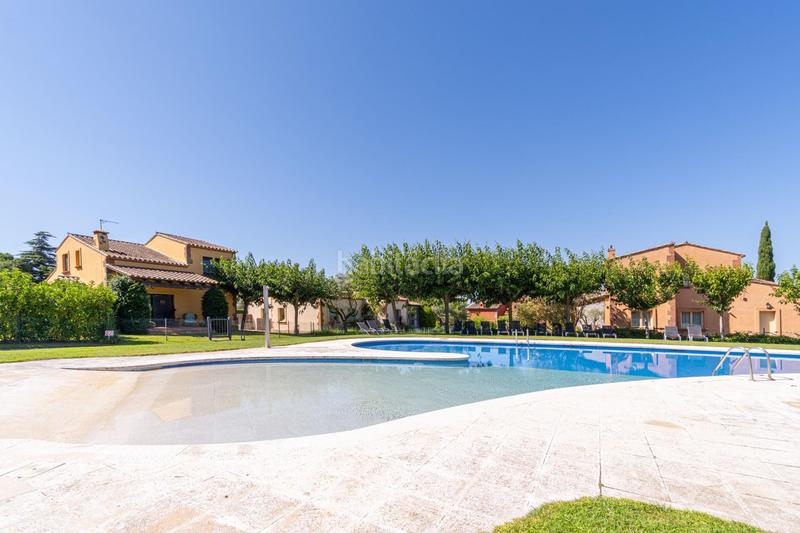 Foto 70374888-f0e4-492b-9dbe-e17f32cdf707. Casa vivienda unifamiliar aislada en golf con jardín privado y piscina comunitaria en Peralada