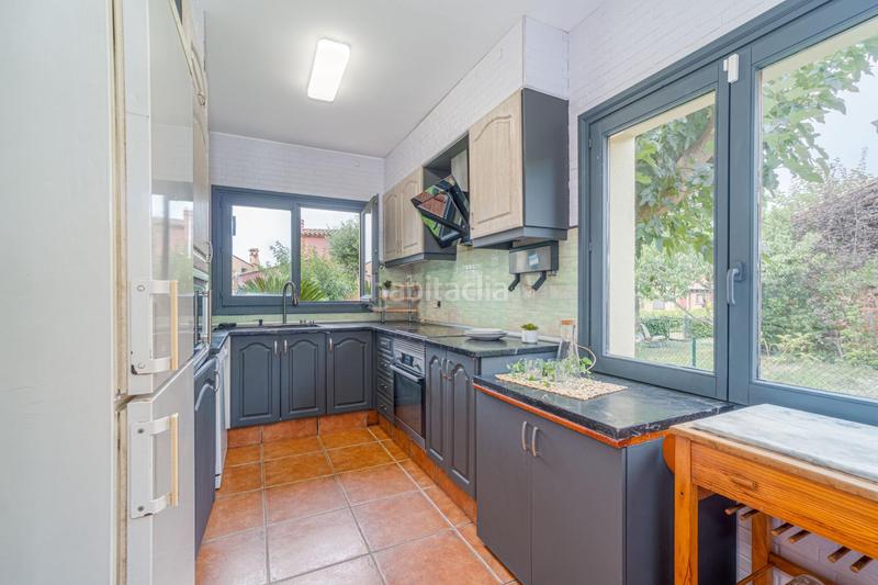 Foto c9899f3e-72bf-42f4-8e18-8d4a275614cb. Casa vivienda unifamiliar aislada en golf con jardín privado y piscina comunitaria en Peralada
