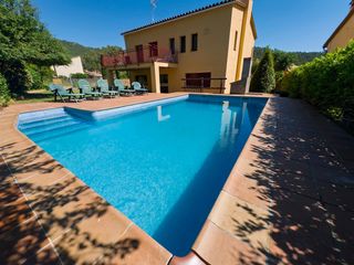 Chalet in Sant Llorenç de la Muga. Exclusiva propiedad con piscina, 5 habitaciones y licencia turís