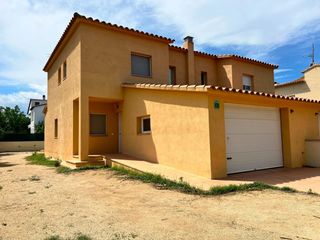 Miete Haus in Avinyonet de Puigventós. Casa alquiler en  avinyonet de puigventós