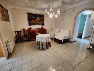 Casa en Godall. Casa esquinera con mucha luz muy grande .