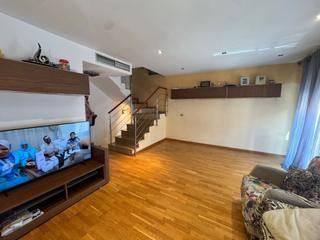 Casa adossada a Snia (La). Casa adosada en el centro con 3 dormitorios, 3 baos, jardn pri