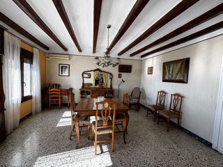 Masia a Rossell. Gran casa de estilo señorial que era un atiguo molino
