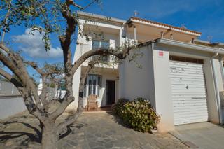 Casa adossada a Santa Maria-l´Eixample-Sud Sumella. Casa esquinera con 150mts. patio-jardin en el mismo centro