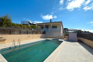 Xalet a Costa Cunit - Els Jardins - Els Rosers. Torre con vistas al mar con piscina privada