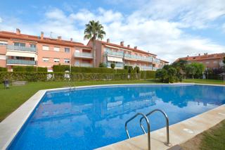 Pis  Carrer prat de la riba 68. Vivienda muy amplia , soleada y al lado del mar