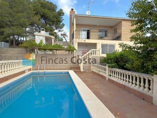 Chalet en Castellet i la Gornal. Torre con piscina y vistas al mar