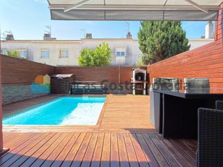 Casa adosada en Santa Maria-l´Eixample-Sud Sumella. Casa adosada mejor que nueva con piscina privada
