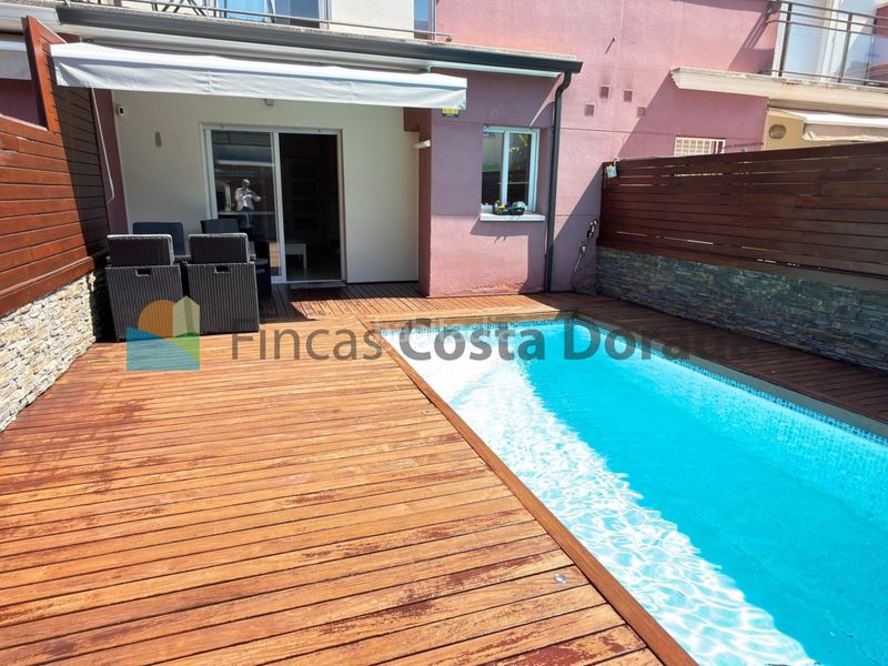 Foto 1a7bfa2e-466b-4190-ad18-b3160dd184f6. Casa adossada amb calefacció aparcament piscina a Cubelles