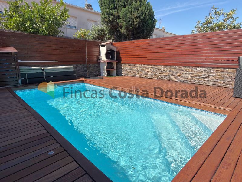 Foto 23308a19-031a-4918-9a99-54edc2422cfd. Casa adossada amb calefacció aparcament piscina a Cubelles
