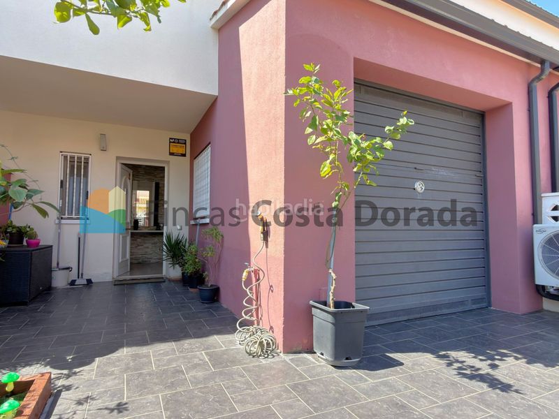 Foto 3a1122d9-b8f9-41ca-97b7-56e7028bff0e. Casa adossada amb calefacció aparcament piscina a Cubelles