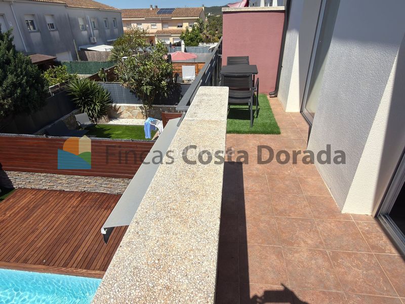 Foto afb3c23a-4c8b-4ee6-8831-e37673785a41. Casa adossada amb calefacció aparcament piscina a Cubelles