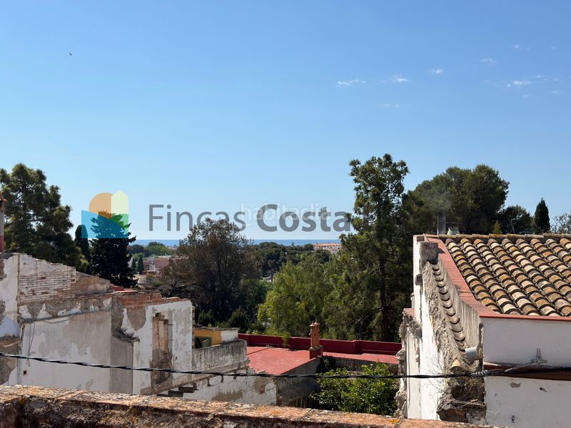 Foto 5b644a48-73fc-4a3f-b854-e6ceb6c9c716. Masia amb xemeneia a el castell de Cubelles Cubelles